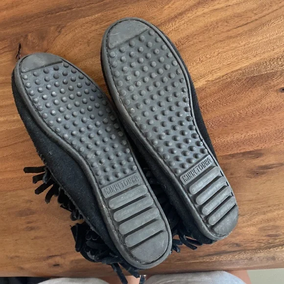 Minnetonka moccasin booties in black - Picture 2 of 3